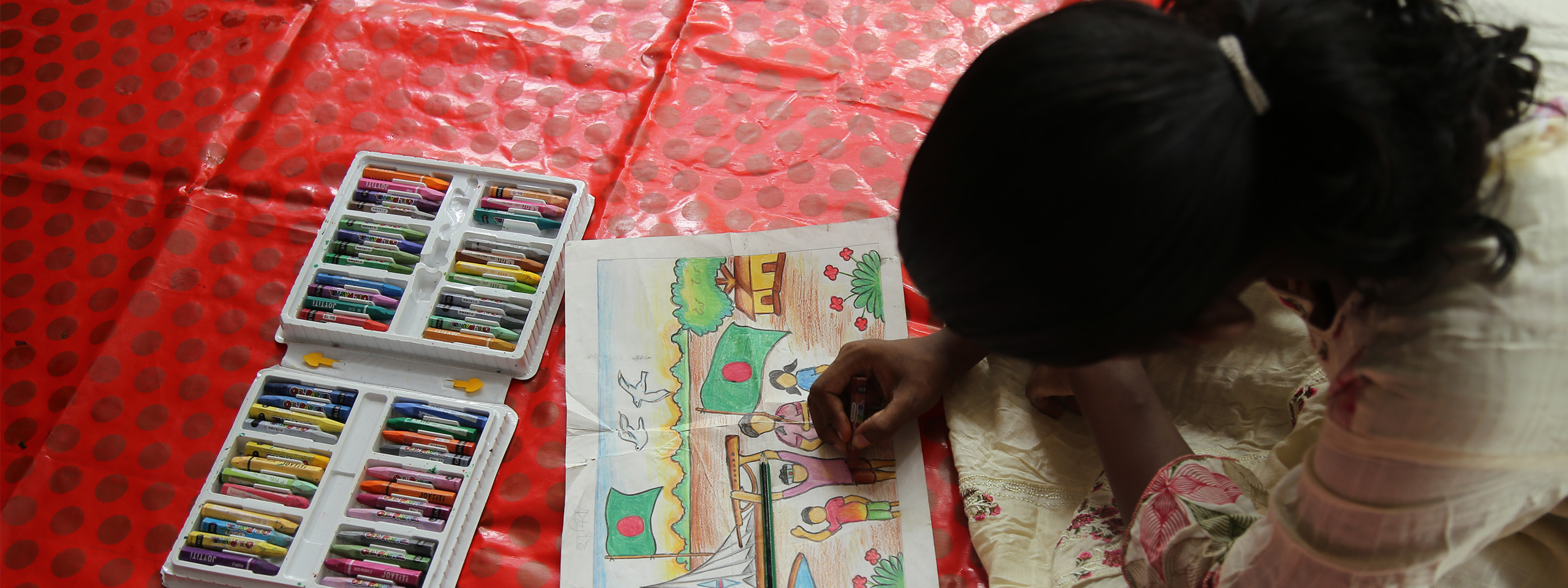Ein Mädchen im SOS-Kinderdorf in Bangladesch malt ein Bild. Foto: Tanusri Bose Soma