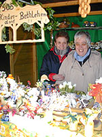 Ostern steht Gisela Soika (r.) für die SOS-Kinder hinter ihrem Marktstand.