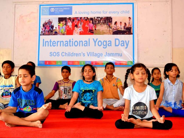 Yogastunde in einem SOS-Kinderdorf in Indien.