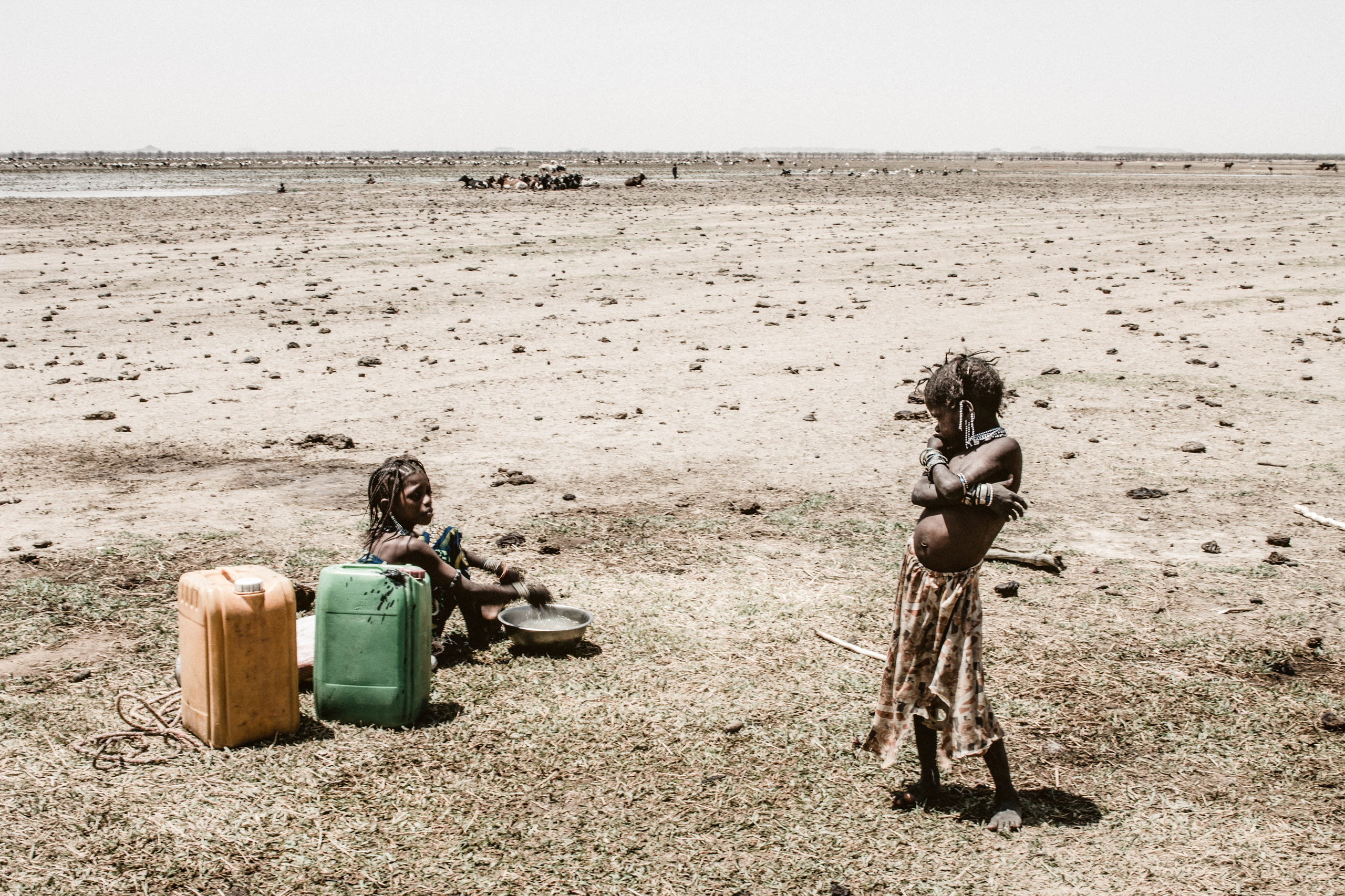 Kinder in Burkina Faso auf Wassersuche