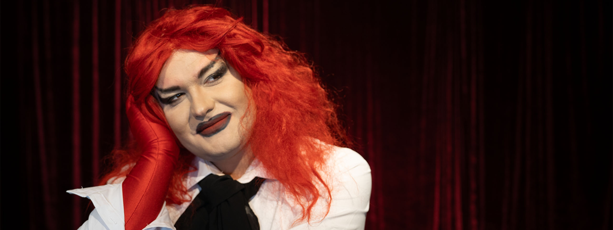 Estella, Drag Queen, schaut bei einem Auftritt in die Kamera
