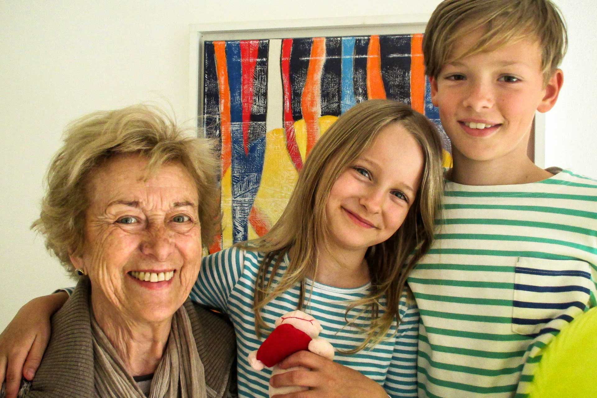 Waltraud Schönhofer mit Kindern.
