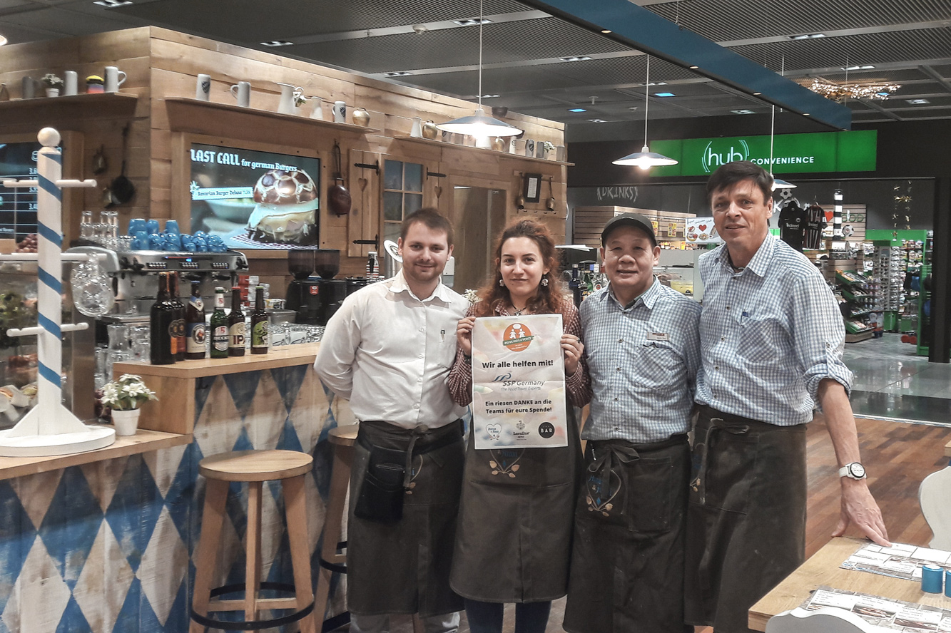 Zahlreiche Teams in ganz Deutschland haben sich an den Spendenaktionen beteiligt – so auch diese SSP-Mitarbeiter in einem Restaurant im Frankfurter Flughafen.