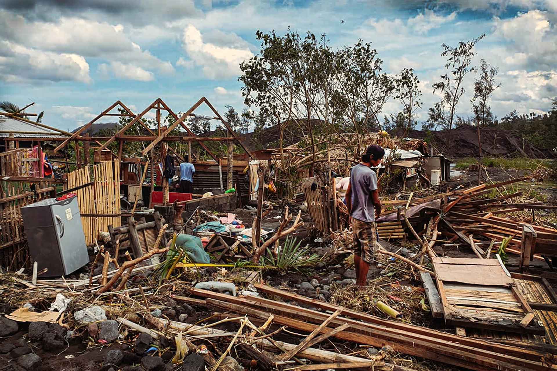 Junge in Verwüstung nach Sturm