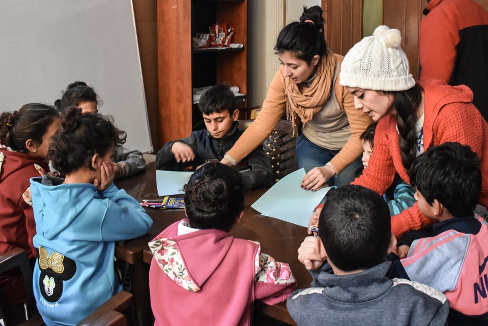 Mitarbeiterinnen der SOS-Kinderdörfer in Syrien betreuen Mädchen und Jungen in einem Kinderschutzzentrum.
