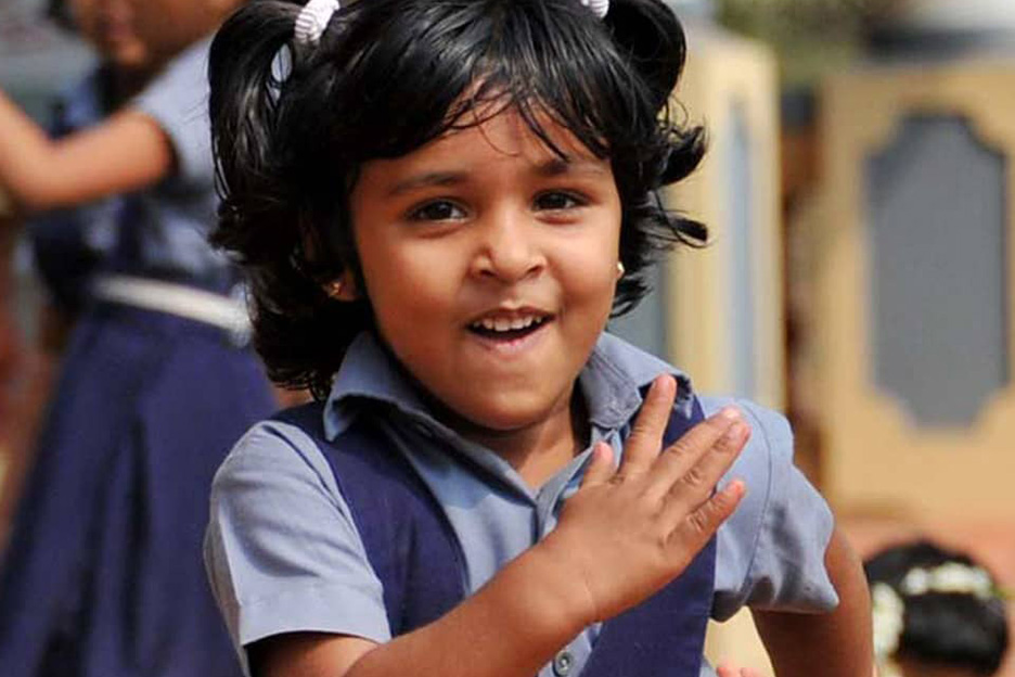 Rennendes Mädchen in blauer Schuluniform.