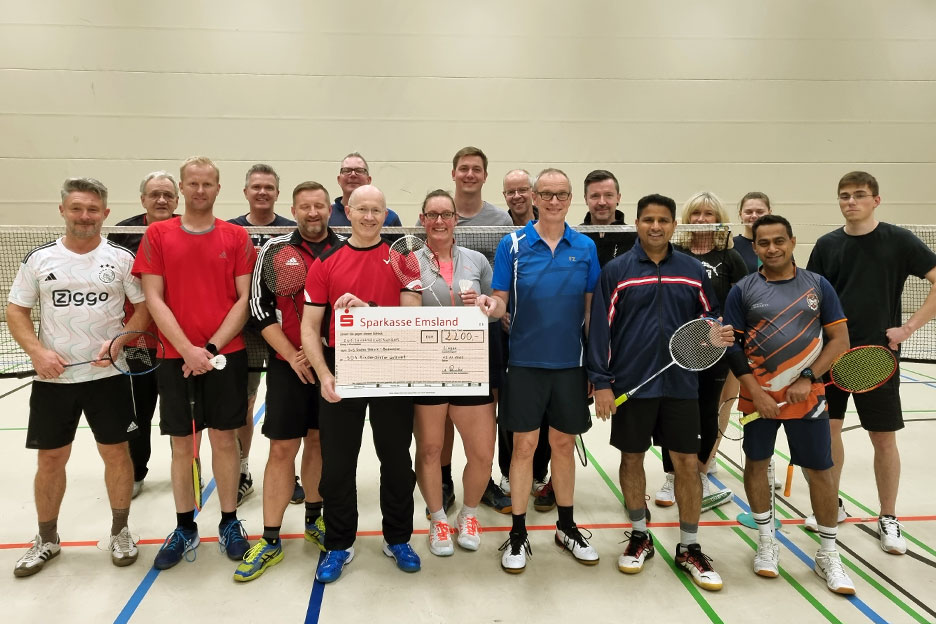 Badmintonspieler des SuS Darme mit symbolischem Spendenscheck. Foto: SuS Darme Badmintonabteilung, privat