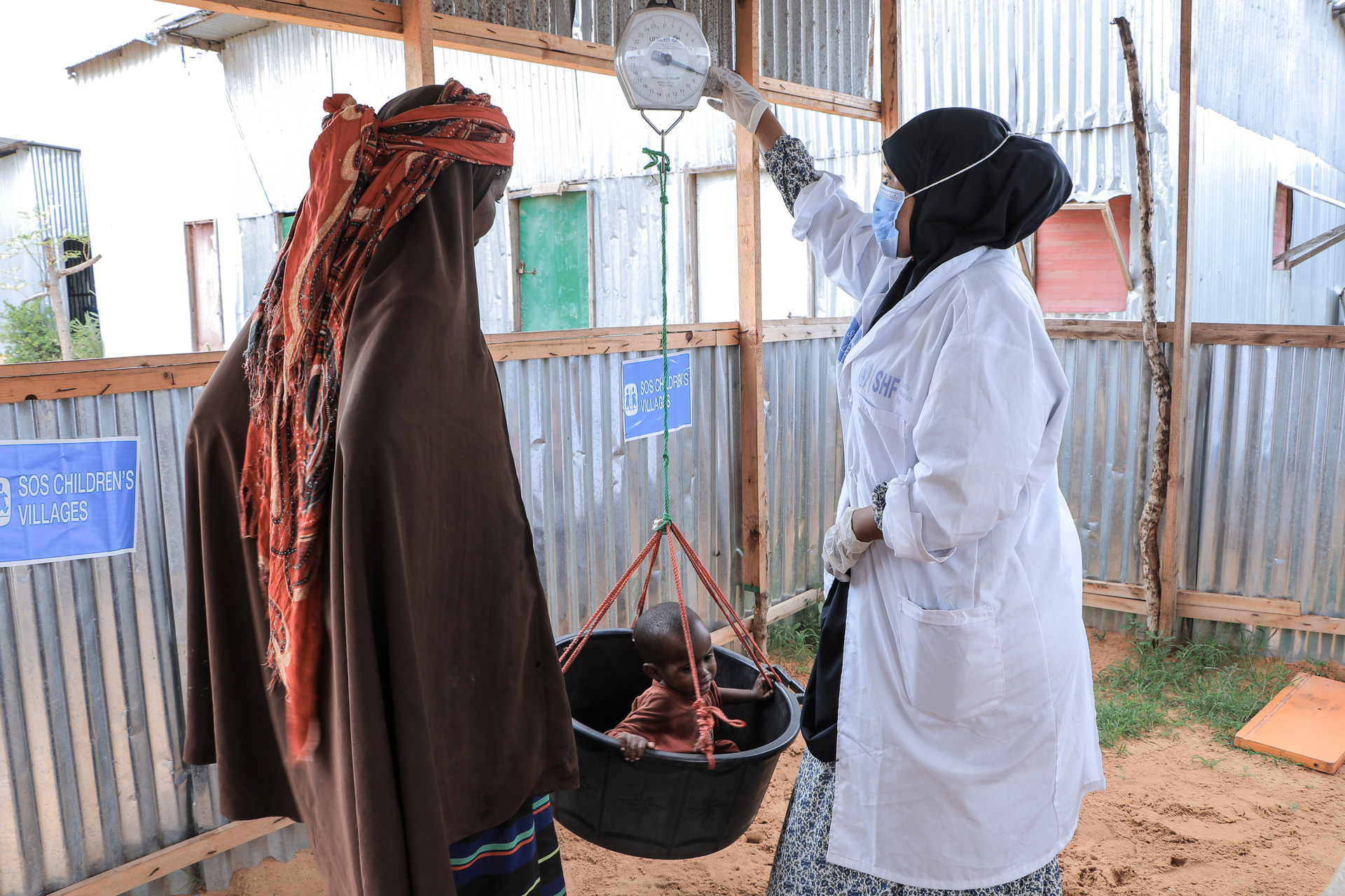 Hilfe der SOS-Kinderdörfer für unterernährte Kinder in Somalia