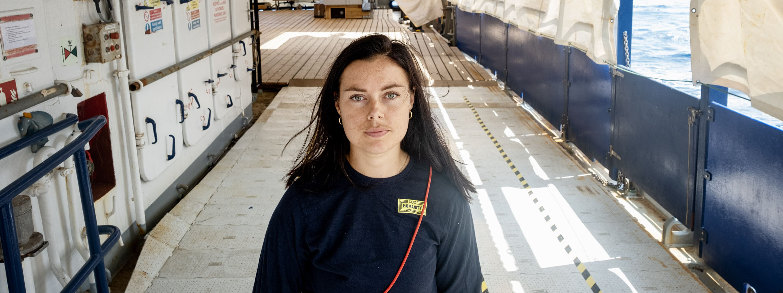 Frau auf Schiff