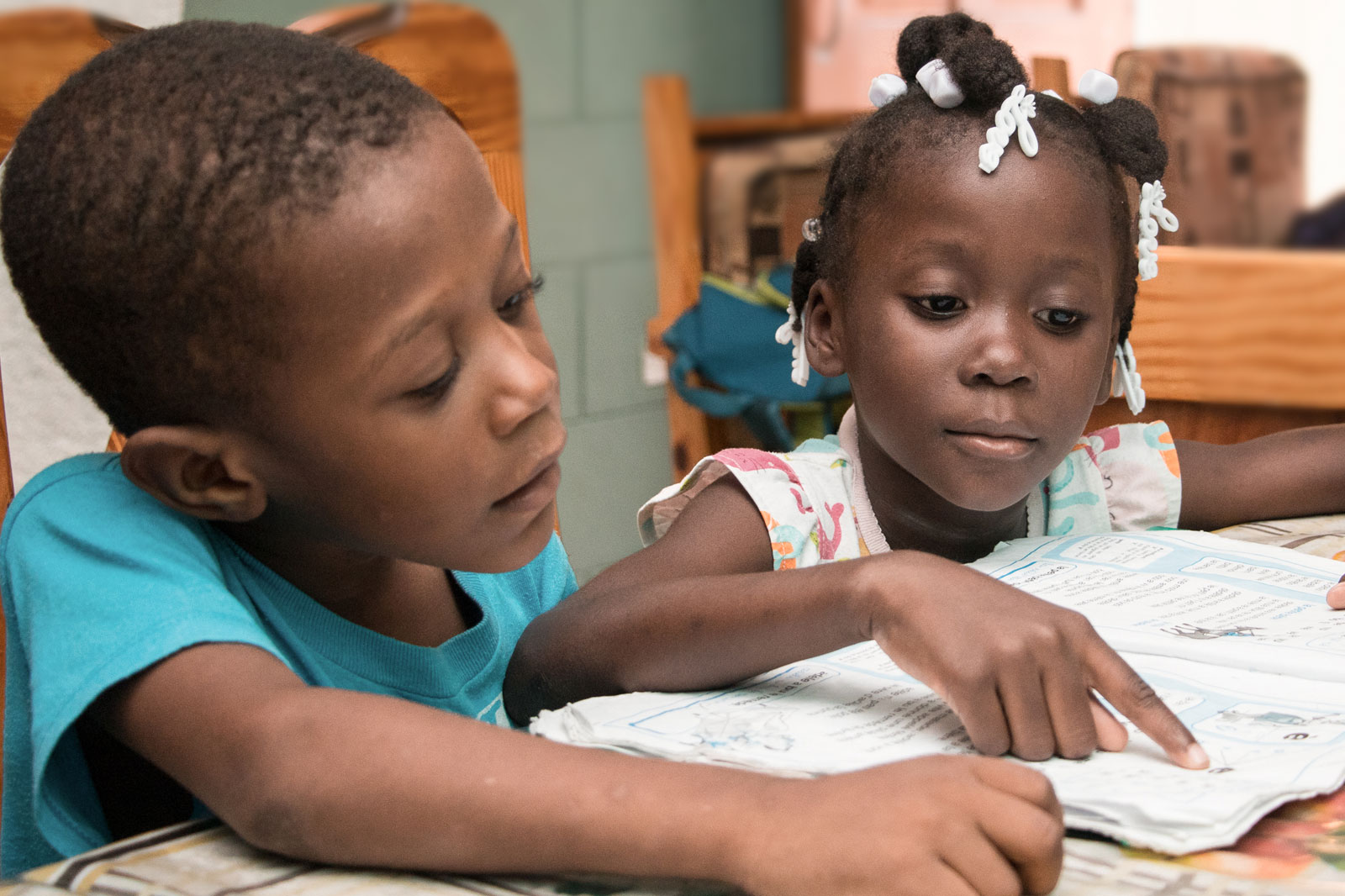Kinder aus Haiti beim Lernen