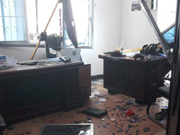 Die gewaltige Druckwelle drückte die Scheiben ein: Schäden im Büro der SOS-Kinderdörfer in Somalia.