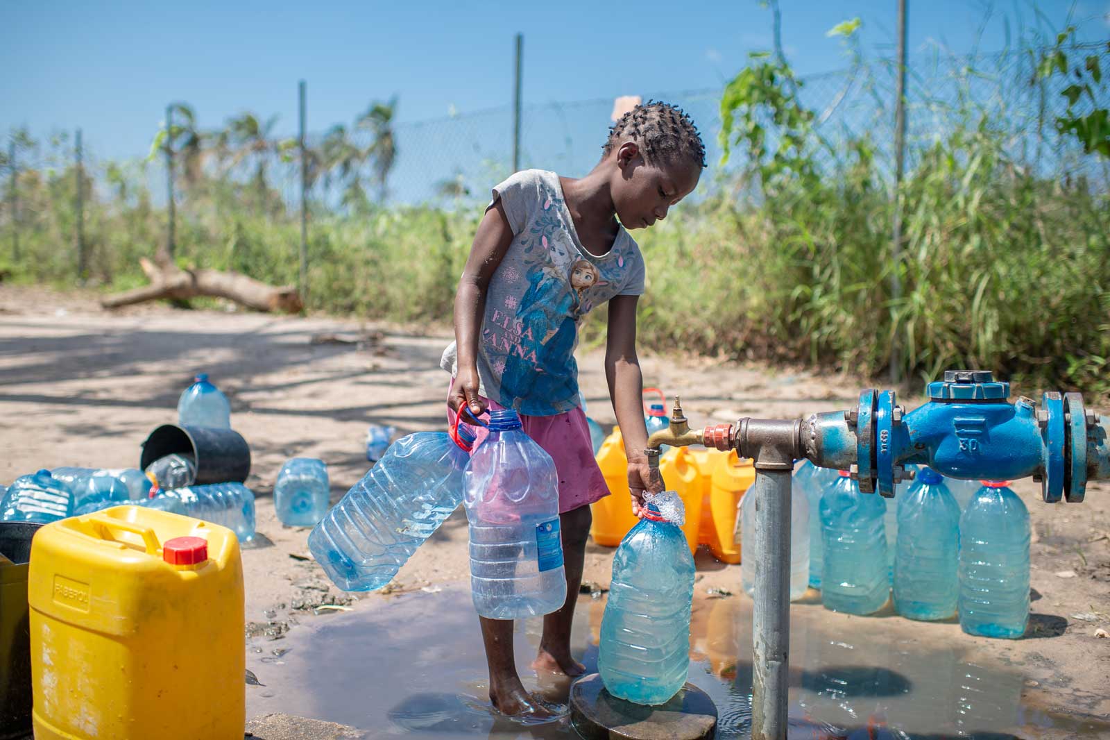 Naturkatastrophen nehmen aufgrund des Klimawandels weltweit zu. Das Foto zeigt ein Mädchen in Beira, Mosambik. Die Stadt wurde durch den Zyklon "Idai" im März zerstört, verunreinigtes Trinkwasser führte zum Ausbruch von Cholera. Foto: Cornel van Heerden