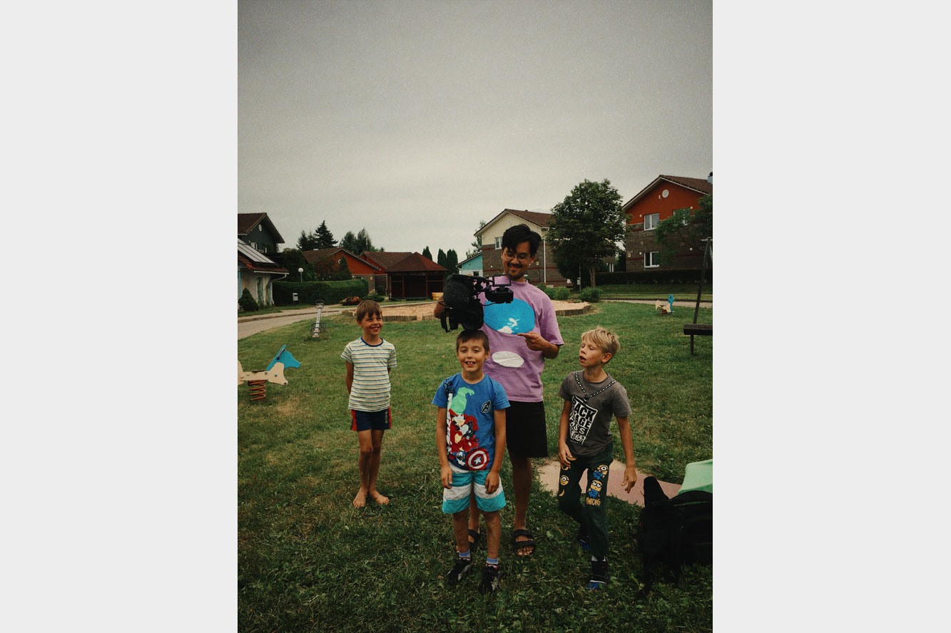 Filmemacher Nuno Miguel Wong mit Kindern im SOS-Kinderdorf Islice