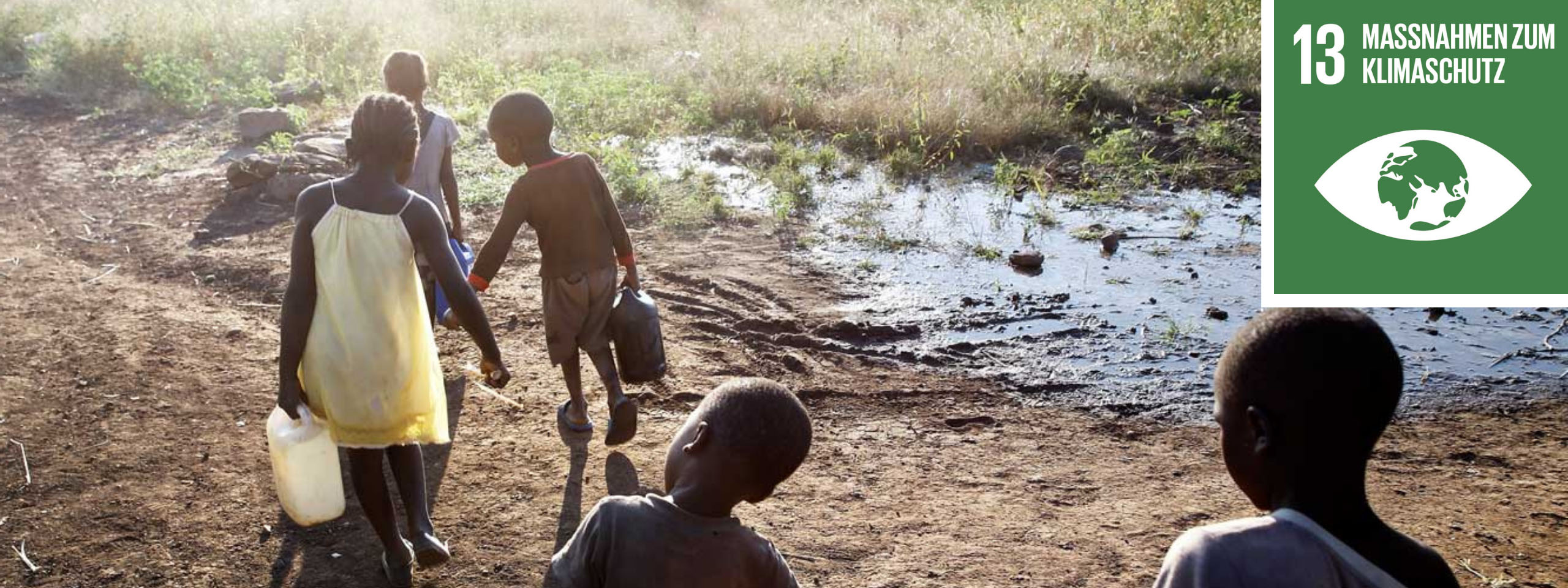 Kinder tragen Wasserkanister