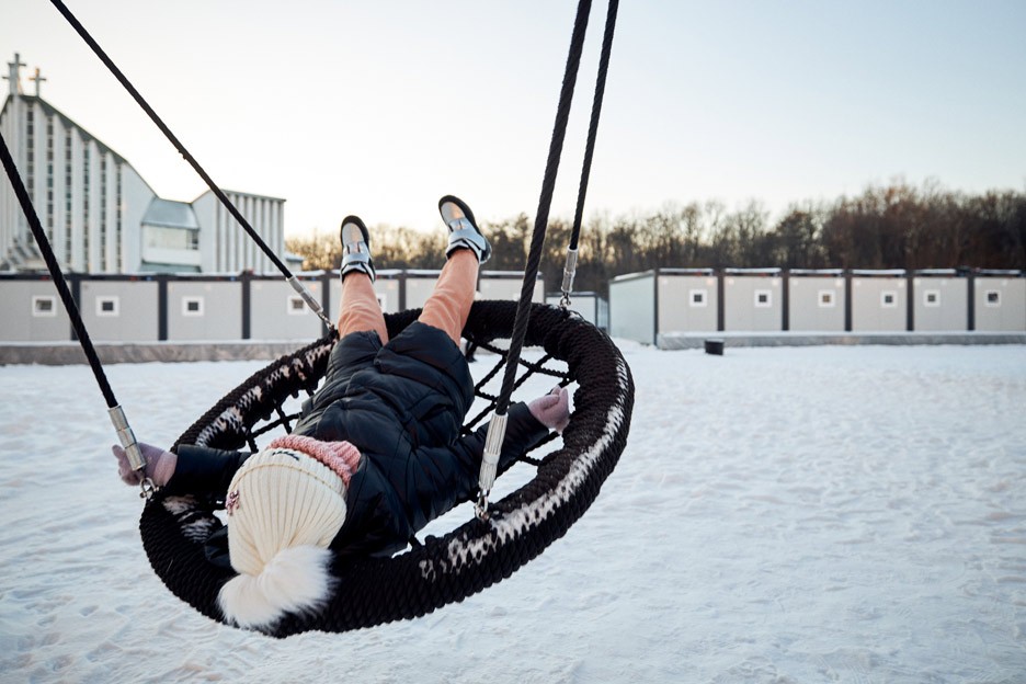 Mädchen im Winter auf der Schaukel