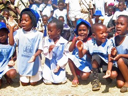 Mädchen und Jungen im SOS-Kindergarten Bindura