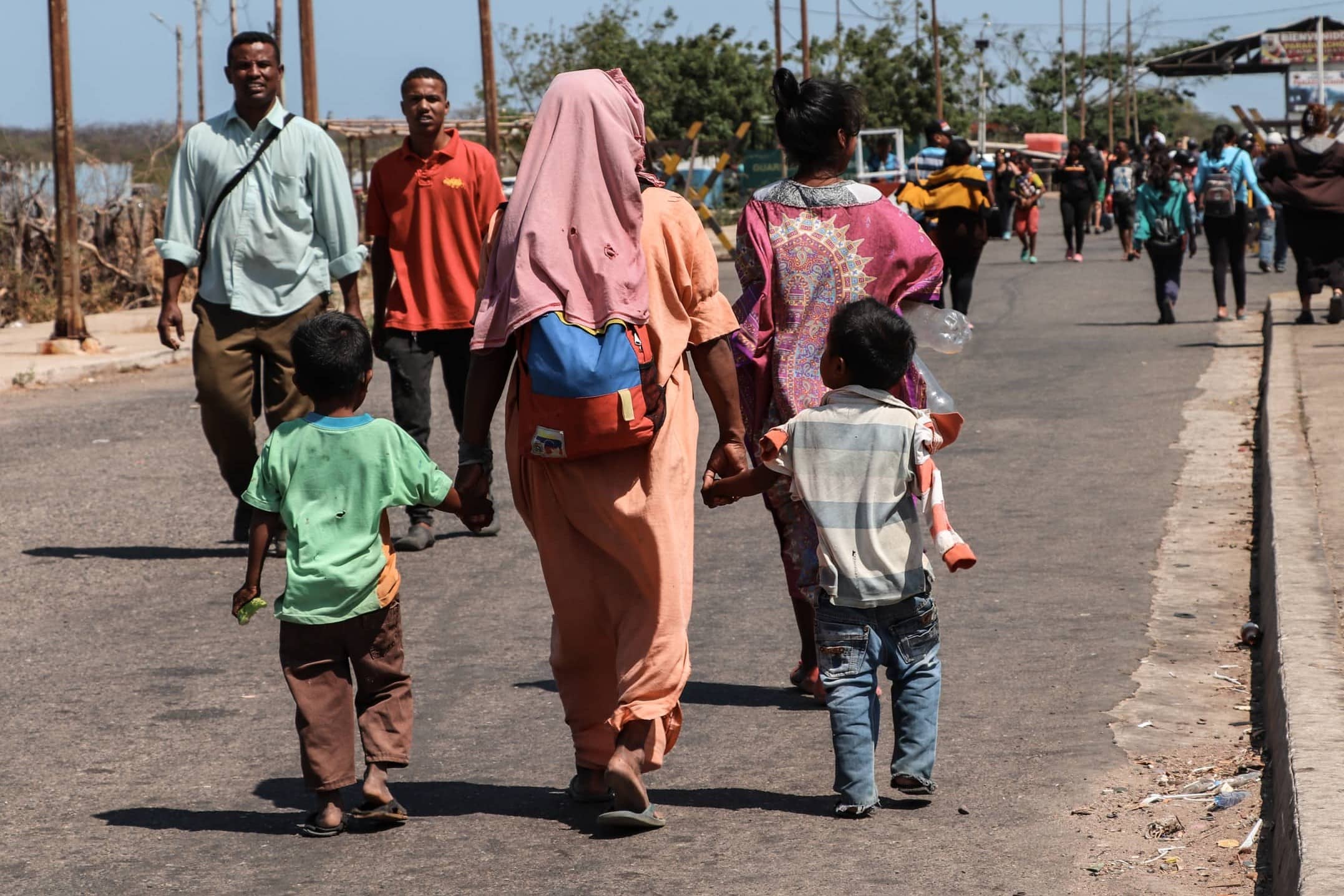 Flüchtlinge in der kolumbianischen Grenzregion. Viele Familien laufen mit kleinen Kindern unzählige Kilometer zu Fuß.