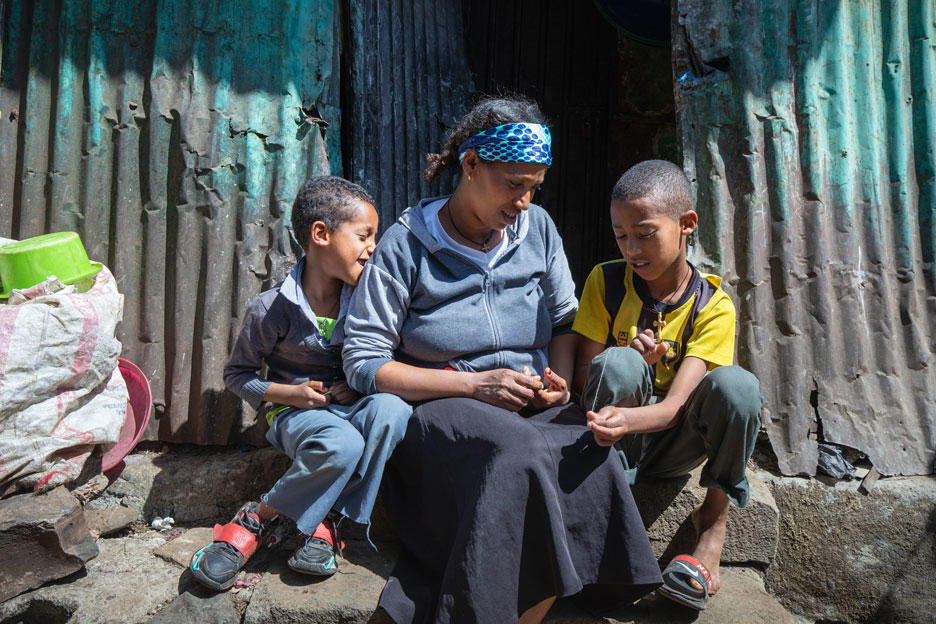 Mutter mit Kindern in Slum in Äthiopien. Foto: Petterick Wiggers