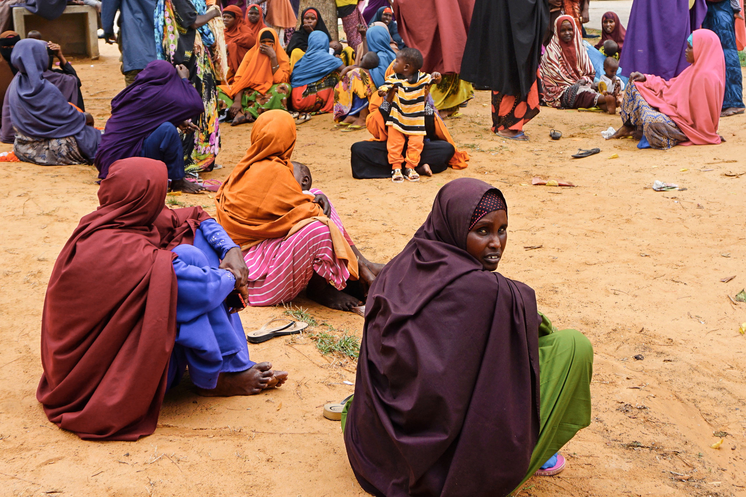 Frauen warten vor SOS-Klinik