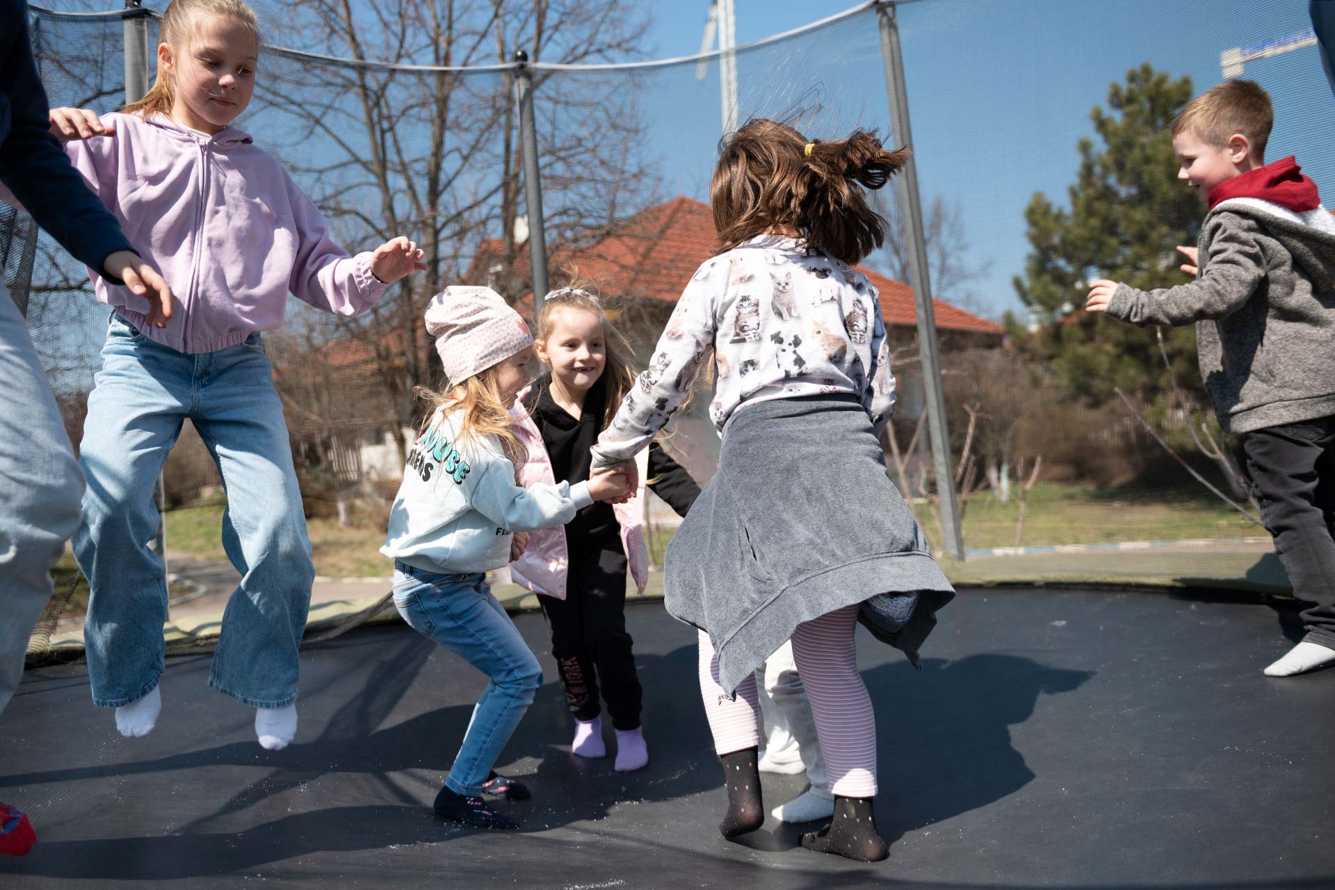 Ukrainische Kinder beim Trampolinspringen.