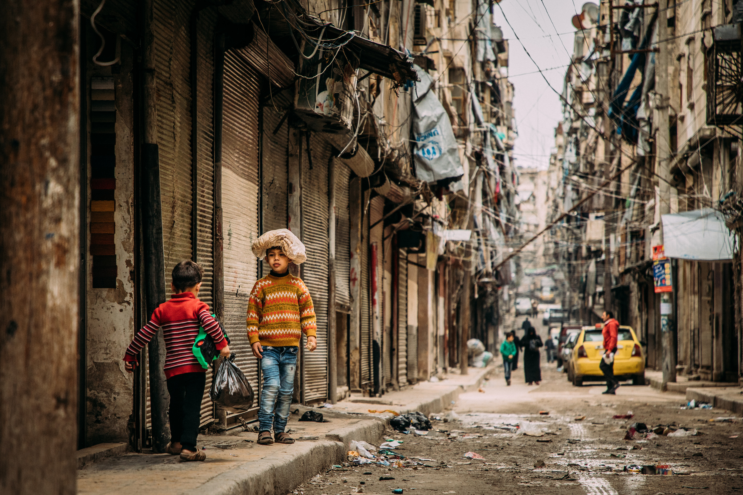 Kinder im zerstoerten Aleppo
