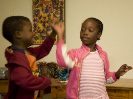 SOS-Kinder tanzen im Wohnzimmer