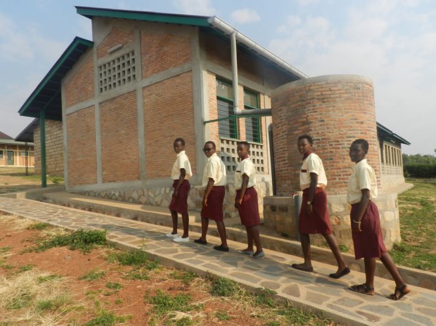 Schülerinnen auf dem Weg ins Klassenzimmer der SOS-Schule in Rutana, Burundi. Foto: Anne Kahura