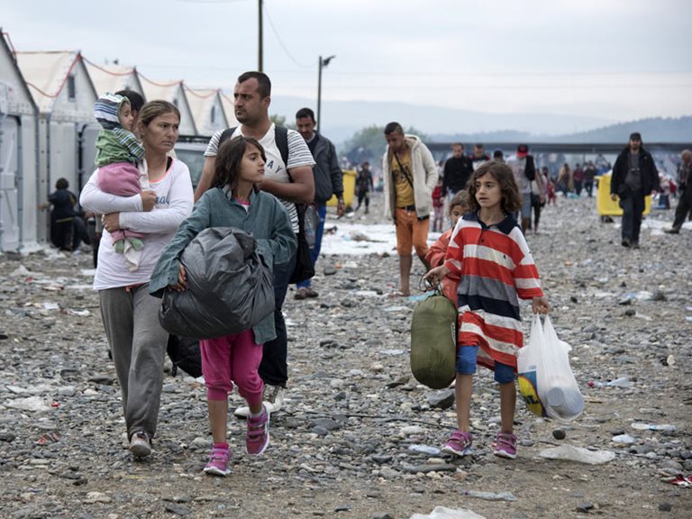 Familie im Flüchlingslager Gevgelija, Mazedonien