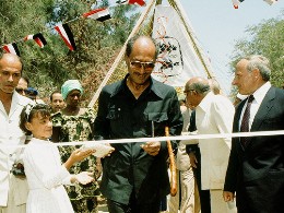 Ägyptens Präsident Anwar  El Sadat eröffnet 1979 das das SOS-Kinderdorf Alexandria