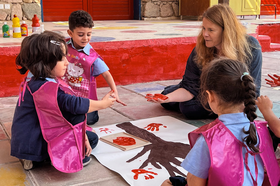 Lanna Idriss malt mit Kindern im SOS-Kinderdorf Akaba in Jordanien. Foto: Christine Kehrer