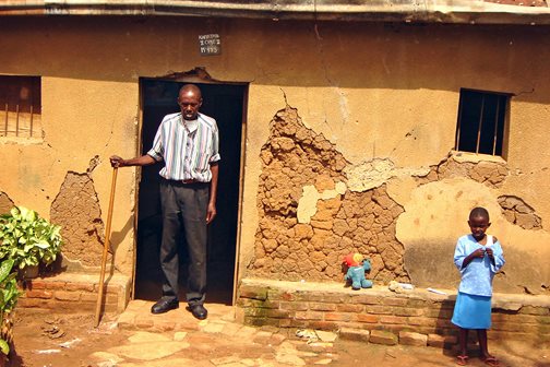 Dieses Mädchen erhält Hilfe durch SOS: eine Aids-Waise in Ruanda - F.: C. Flore Ngo Biyack