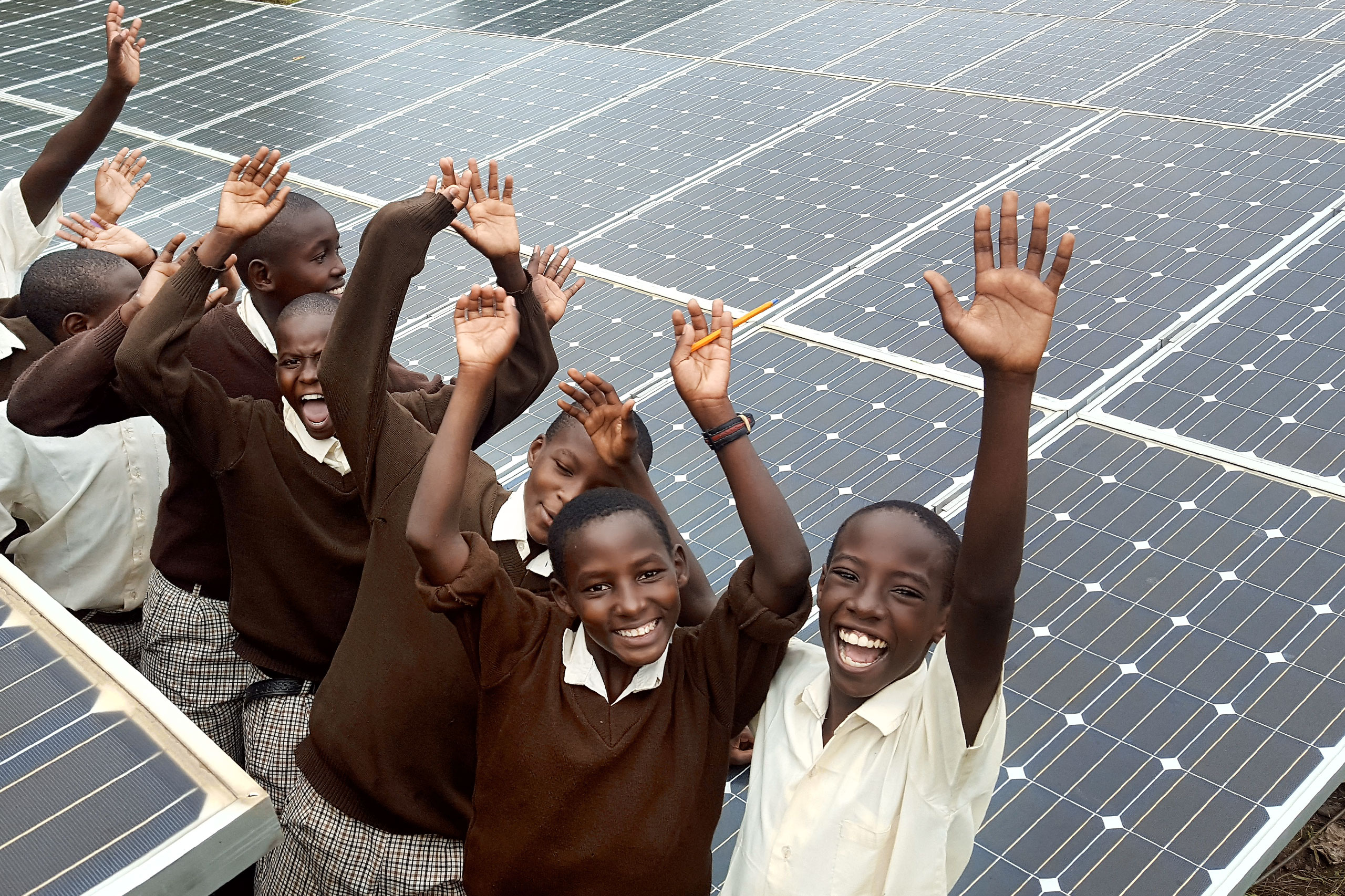 Kinder freuen sich vor einer Solaranlage