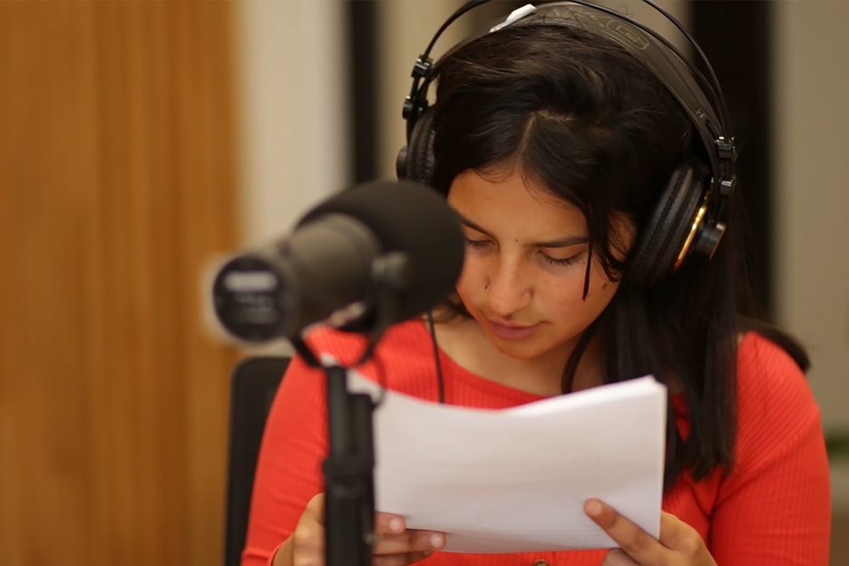 Mädchen nimmt Podcast auf