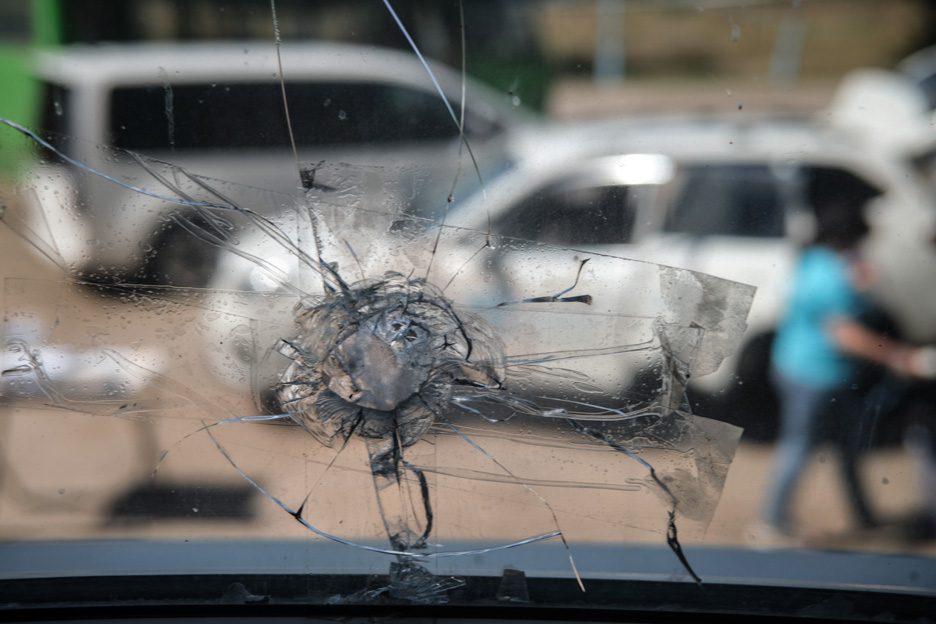 Einschussloch in einer Glasscheibe