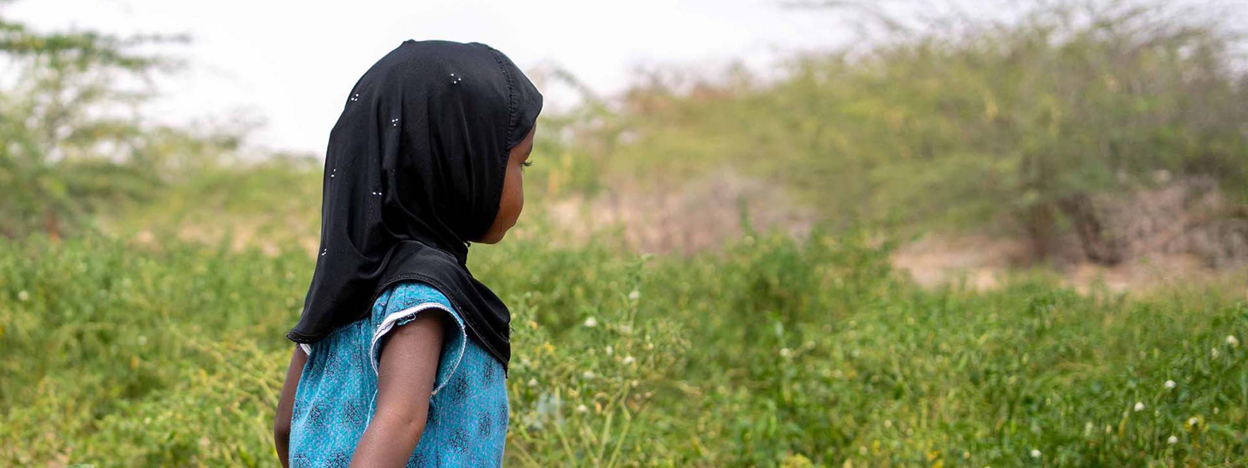 Mädchen in Somaliland läuft alleine über ein Feld. Foto: Lydia Mantler