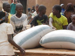 SOS-Nothilfe im Niger: Jugendliche helfen beim Abladen der Hilfsgüter.