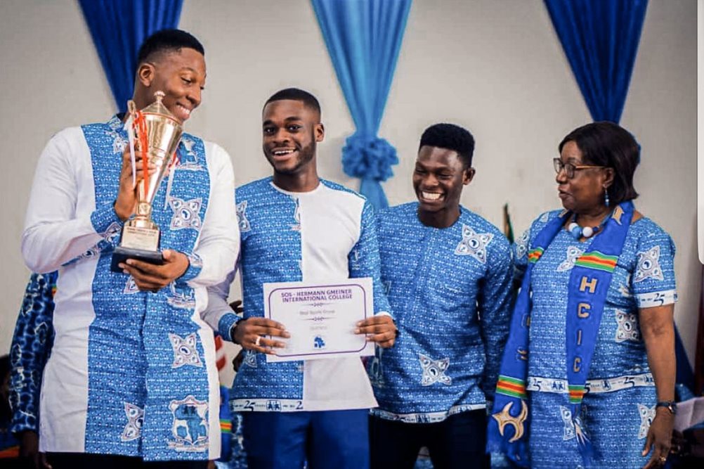 Patrick (2. v. r.) bei seiner Abschlussfeier am SOS Hermann Gmeiner International College in Tema