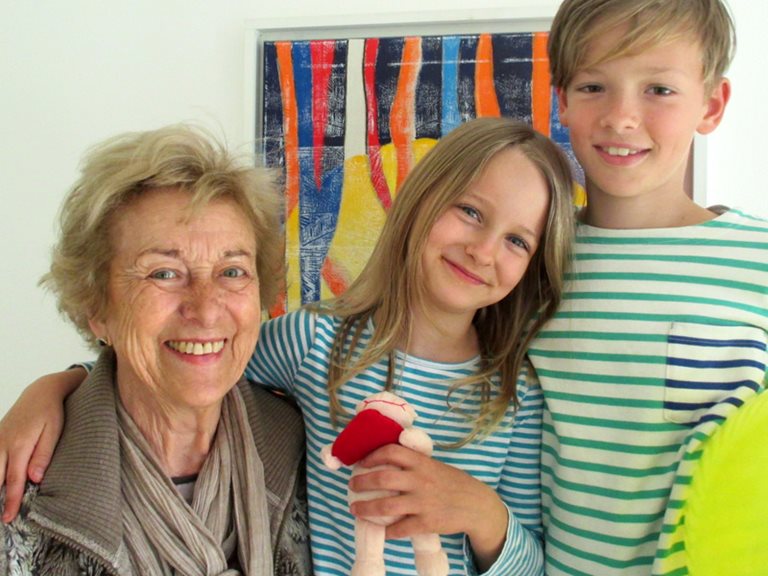 Waltraud Schoenhofer mit Enkeln