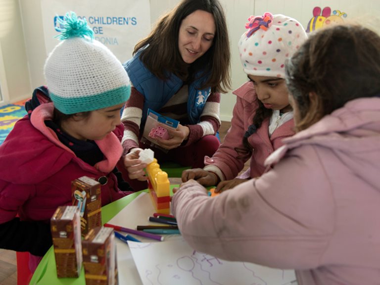 Spielende Kinder in der SOS-Nothilfe Kita in Tabanovce
