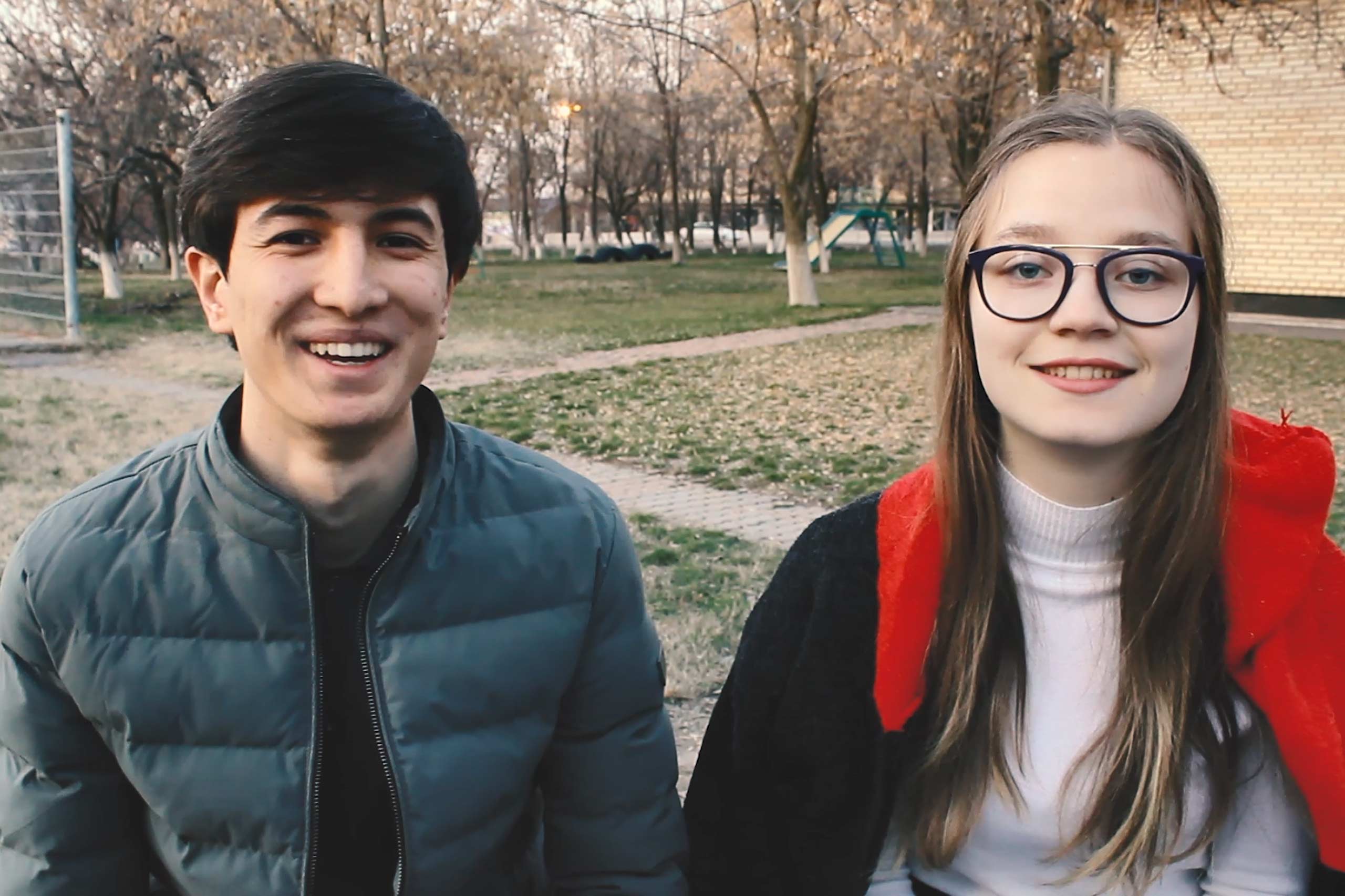 Shoab lächelt mit verschränkten Armen in die Kamera.