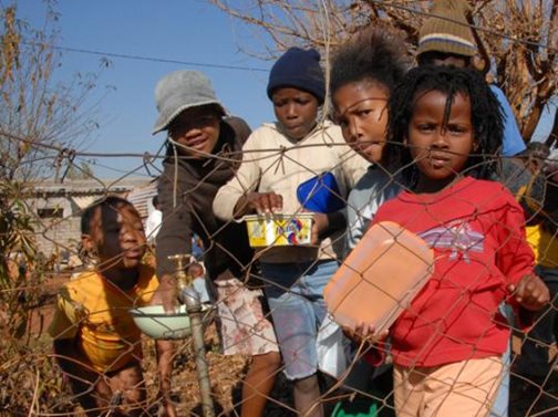 Kinder in einem südafrikanischen Slum