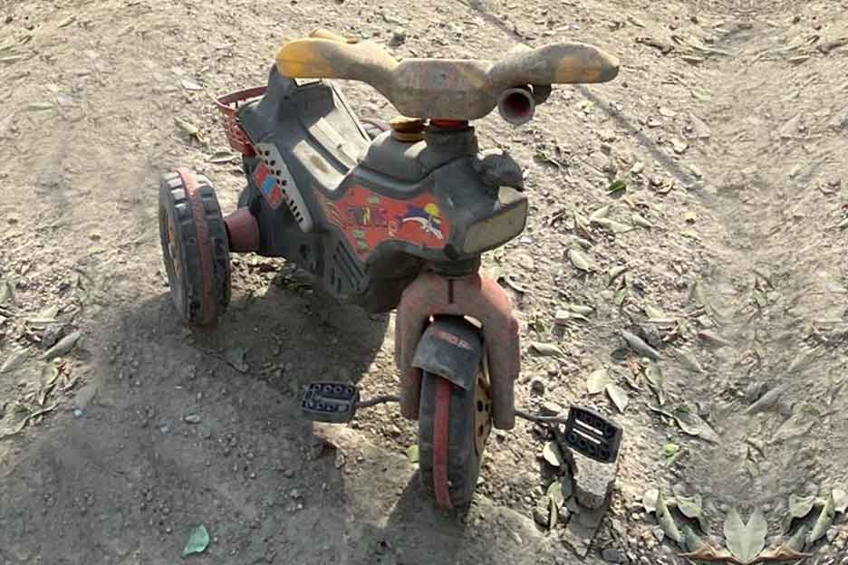 Ein Dreirad, das ein Kind in den Straßen von Gaza-Stadt zurückgelassen hat.