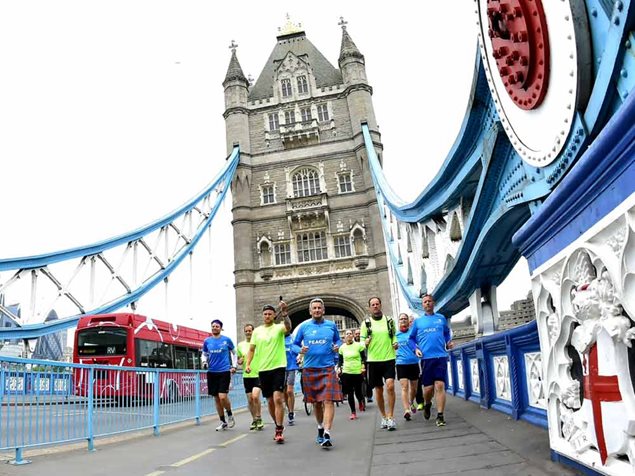 John McGurk lief mit seinem Team für die SOS-Kinderdörfer durch 5 Länder. Zieleinlauf war an der London Bridge. Foto: Michael Helweg/ Clean Fotostudio