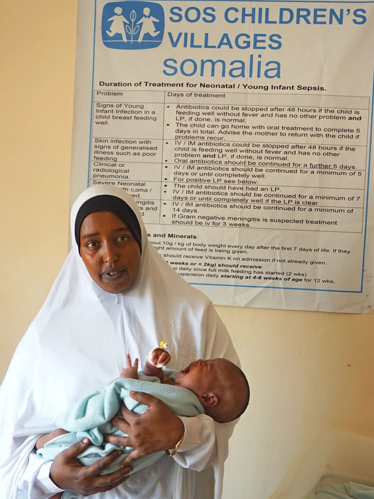 "Wir sind hier so ziemlich die einzigen mit einer Gynäkologie": Hebamme Faduma arbeitet seit 30 Jahren in der SOS-Klinik.