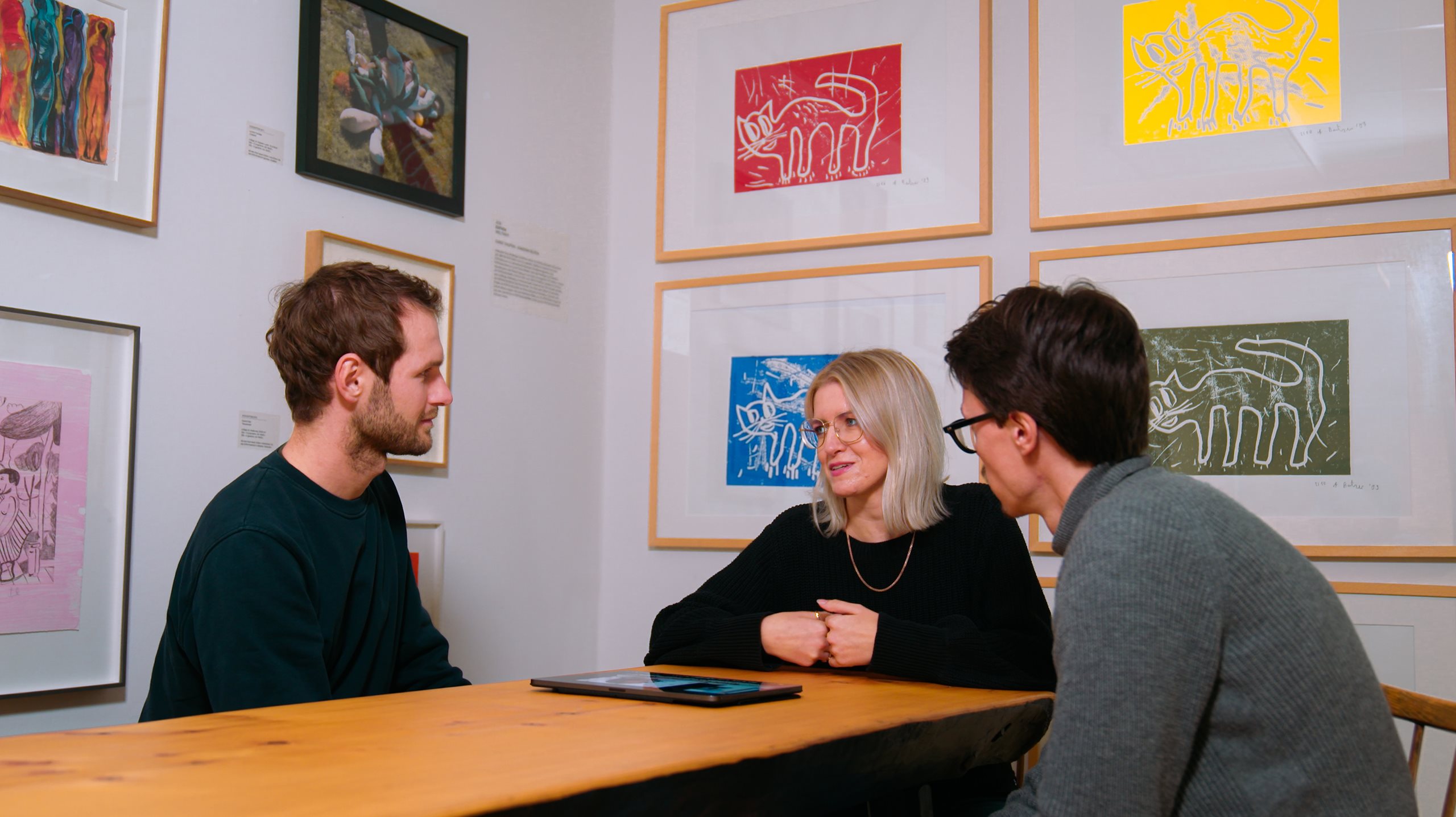 Mitarbeitende sitzen am Tisch