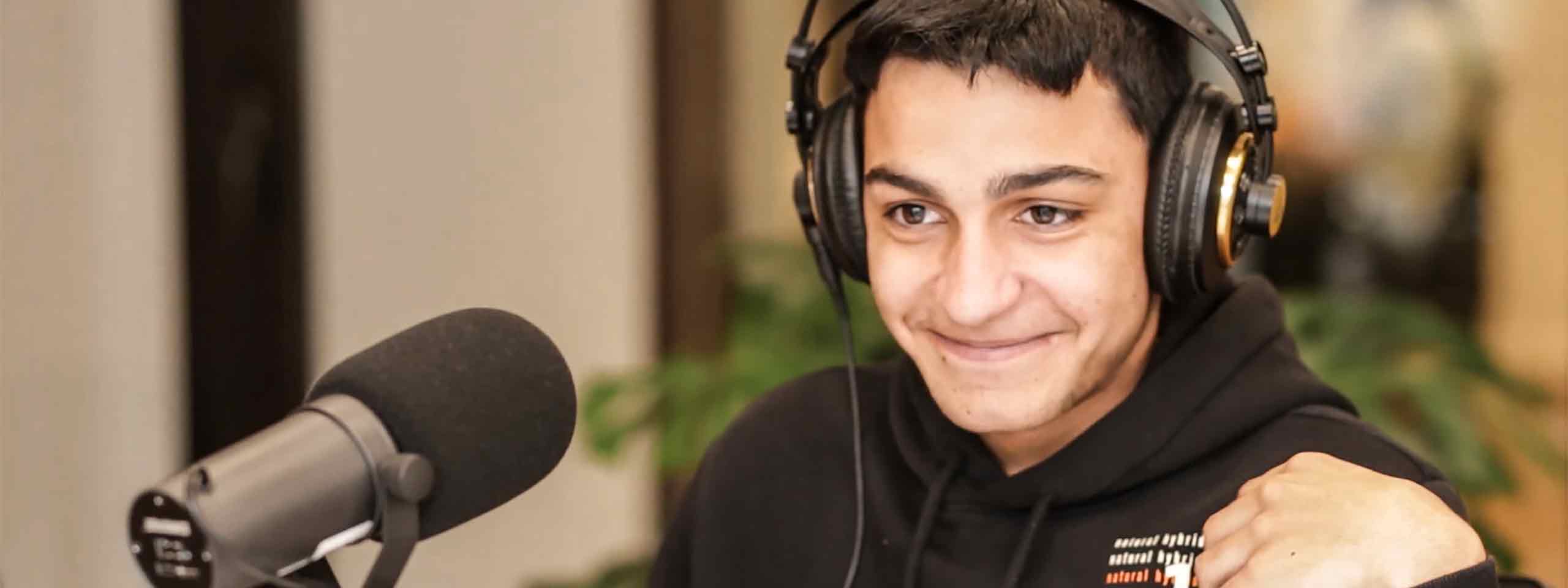 Junge nimmt Podcast auf