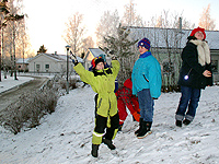 Spielende Kinder vor SOS-Kinderdorf-Kulisse