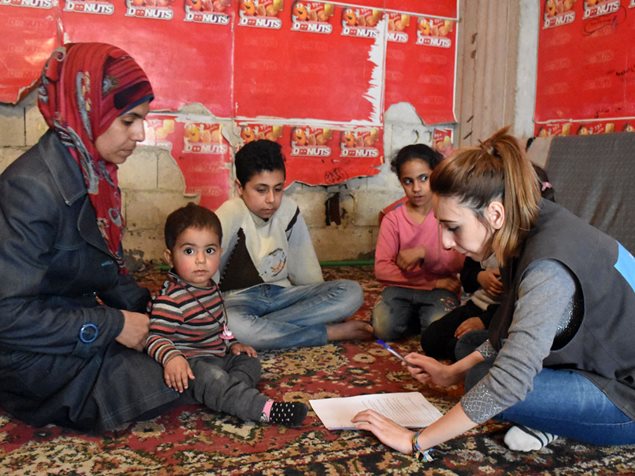 Syrien: SOS-Helferin mit einer Familie