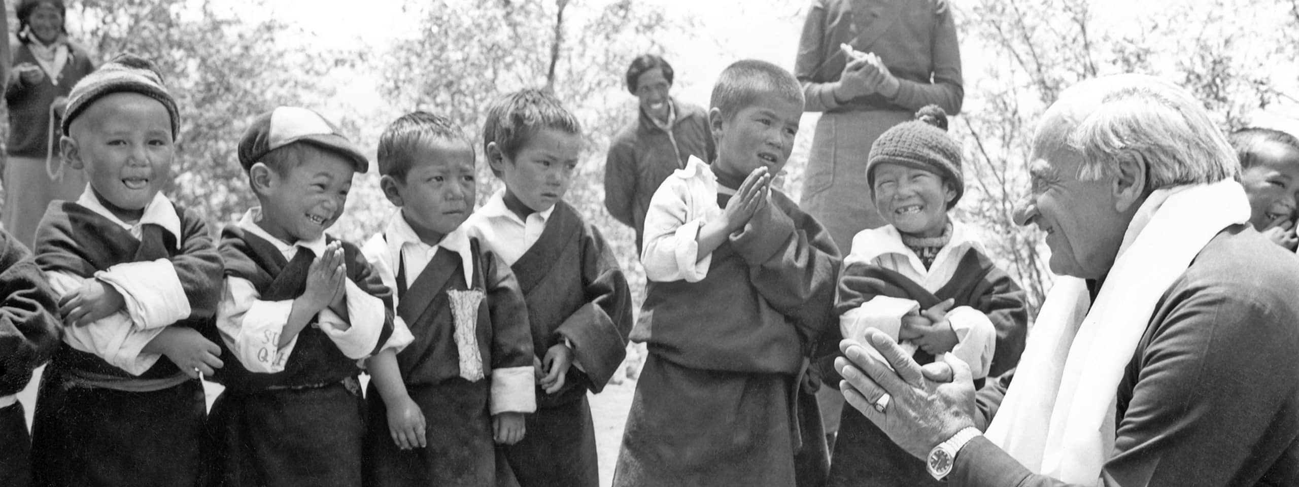 SOS-Gründer Hermann Gmeiner mit tibetischen Flüchtlingskindern im SOS-Kinderdorf Dharamsala