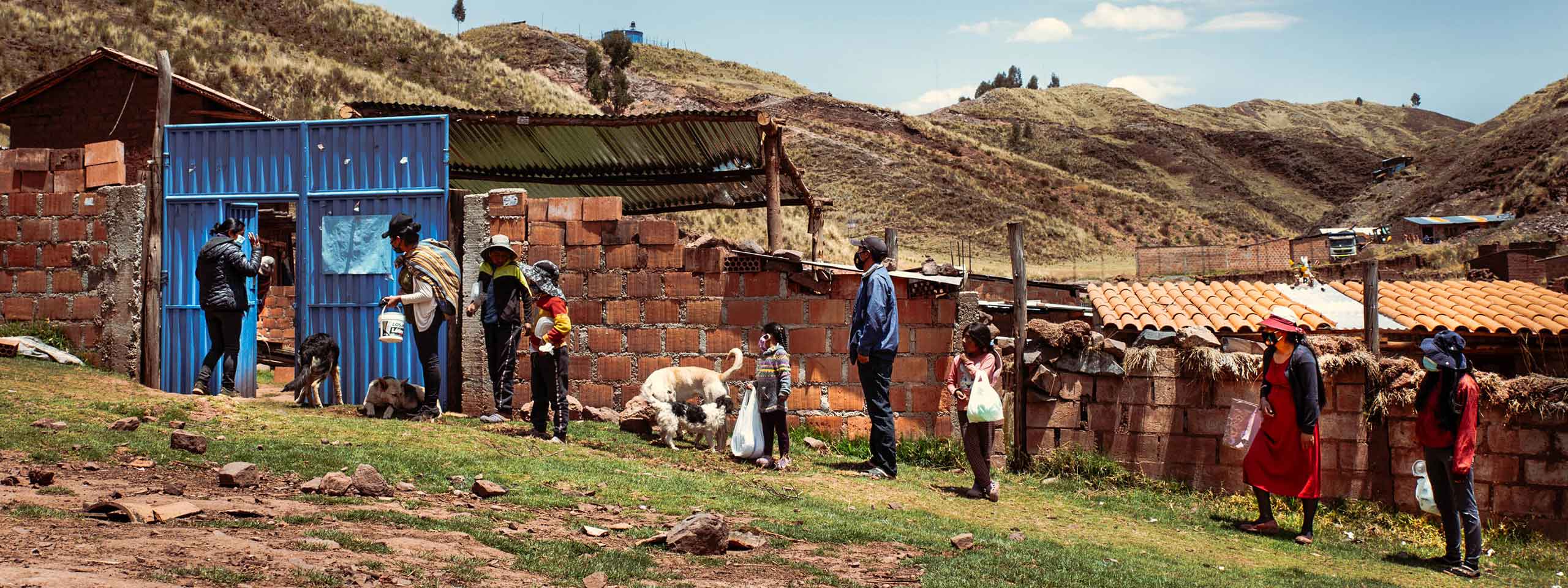 Einige Menschen stehen für Essen vor der Suppenküche in Peru an.
